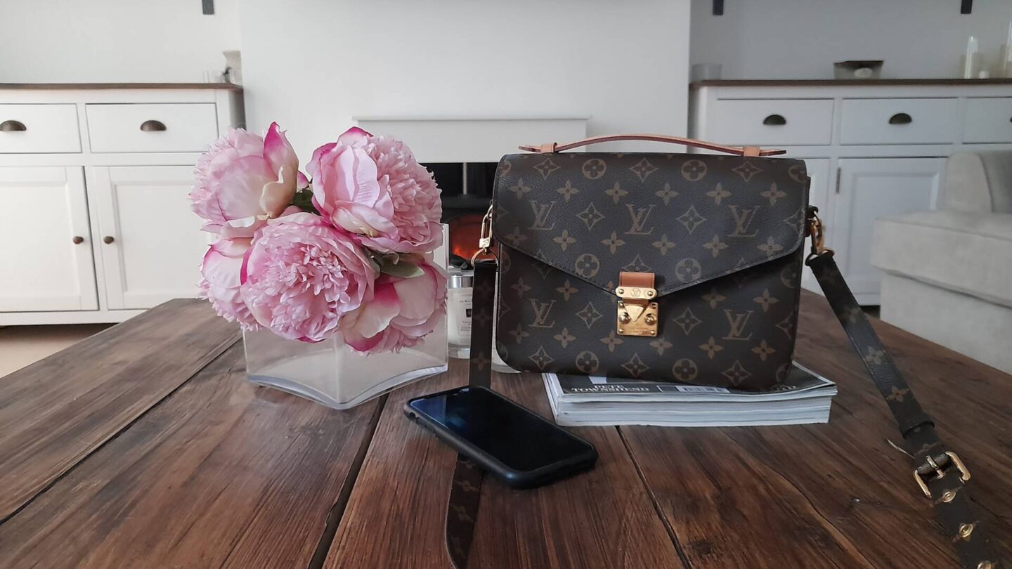 WHAT'S IN MY BAG? Pink Louis Vuitton Pochette Metis 